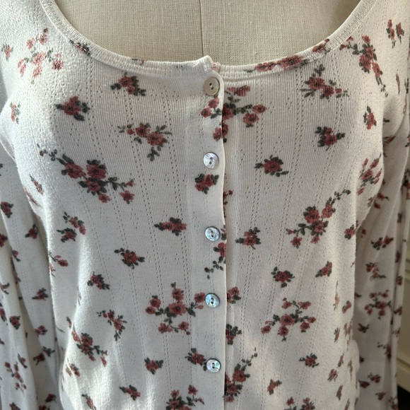Flirty Floral Top - Picture 2 of 4